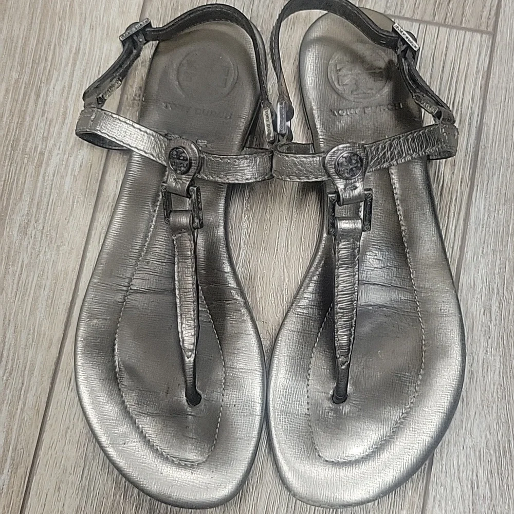 Tory Burch Size 6 Pewter Gray Metallic Leather T-Strap Sandals